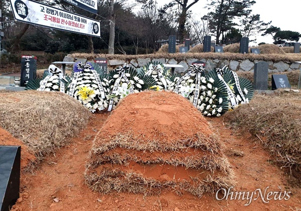 광주 망월동 민족민주열사모역에 묻힌 고 강병기 전 경남도 정무부지사의 묘.