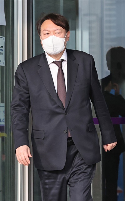 윤석열 검찰총장이 1일 오전 박범계 신임 법무부 장관 예방을 마친 뒤 정부과천청사 법무부를 나서고 있다. 