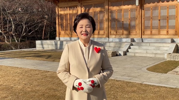 김정숙 여사가 사회복지공동모금회가 진행한 '희망2021나눔캠페인' 사랑의 온도탑 100도 달성을 이뤄낸 국민들에 대한 감사 인사를 영상으로 전했다