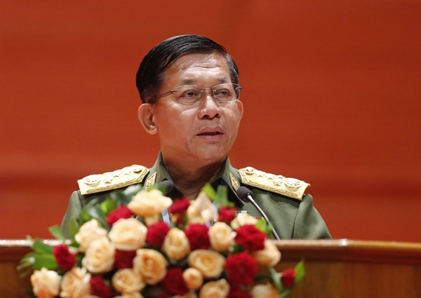 미얀마 군은 1일 성명을 내고 "'선거 사기'(election fraud)에 대응하여 (아웅산 수치 국가고문 등) 정부 인사들을 구금을 했다"며 "1년간 비상사태를 선포하고 군 최고사령관인 민 아웅 흘라잉에게 권력을 이양한다"고 발표했다. 사진은 민 아웅 흘라잉 군 최고사령관.