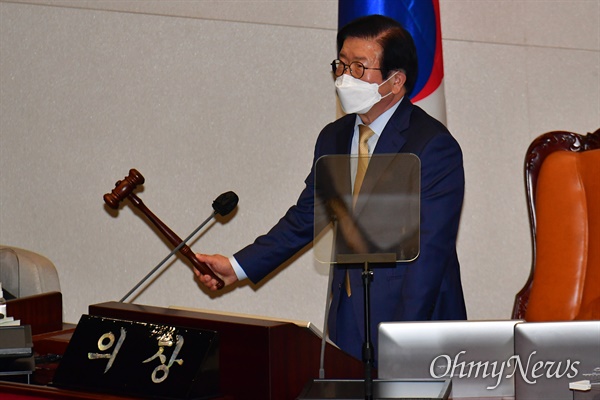 박병석 국회의장이 지난 1일 국회에서 열린 제384회 국회(임시회) 제1차 본회의에서 의사봉을 두드리고 있다.