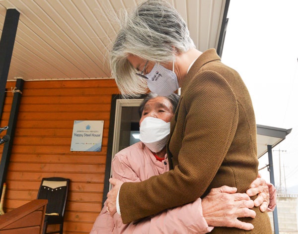 1일 경북 포항시 북구 죽장면에 있는 일제강점기 일본군 위안부 피해자 박필근 할머니 집에서 박 할머니(오른쪽)가 방문 후 돌아가는 강경화 외교부 장관 손을 잡고 인사하고 있다. 