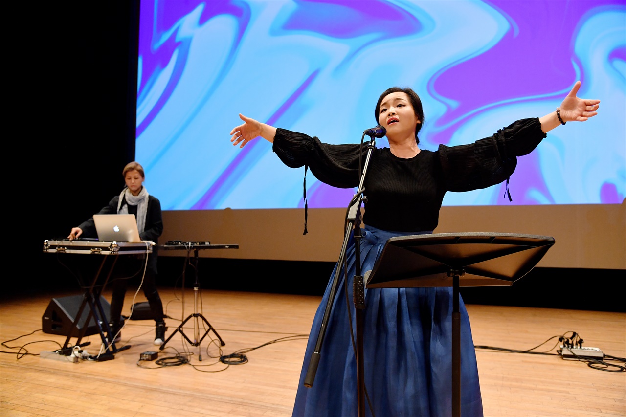 신노이에서 보컬을 맡고 있는 김보라, 왼쪽에는 일렉트로닉 사운드의 하임이 공연 중이다. 