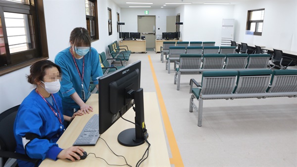 1일 서울 중구 국립중앙의료원 코로나19 백신 중앙예방접종센터에서 관계자들이 대기실을 점검하고 있다. 
