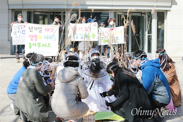  2일 부산시청 광장에서 UN이 정한 '세계습지의날'을 맞아 "세계적 습지 낙동강 하구 위협 난개발 사업 철회 촉구" 퍼포먼스가 펼쳐지고 있다. 낙동강하구지키기전국시민행동(준), 부산환경회의 등은 개발사업으로 큰고니들이 죽고, 쫓겨나가는 모습을 박소산 동래학춤 전수자의 춤 등으로 선보였다.