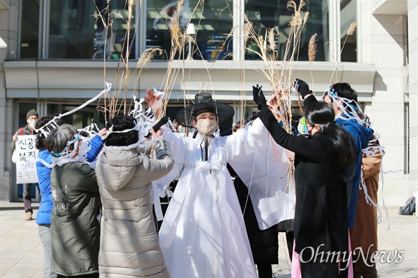  2일 부산시청 광장에서 UN이 정한 '세계습지의날'을 맞아 "세계적 습지 낙동강 하구 위협 난개발 사업 철회 촉구" 퍼포먼스가 펼쳐지고 있다. 낙동강하구지키기전국시민행동(준), 부산환경회의 등은 개발사업으로 큰고니들이 죽고, 쫓겨나가는 모습을 박소산 동래학춤 전수자의 춤 등으로 선보였다.