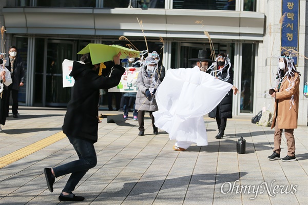  2일 부산시청 광장에서 UN이 정한 '세계습지의날'을 맞아 "세계적 습지 낙동강 하구 위협 난개발 사업 철회 촉구" 퍼포먼스가 펼쳐지고 있다. 낙동강하구지키기전국시민행동(준), 부산환경회의 등은 개발사업으로 큰고니들이 죽고, 쫓겨나가는 모습을 박소산 동래학춤 전수자의 춤 등으로 선보였다.