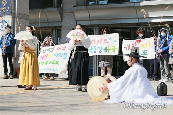  2일 부산시청 광장에서 UN이 정한 '세계습지의날'을 맞아 "세계적 습지 낙동강 하구 위협 난개발 사업 철회 촉구" 퍼포먼스가 펼쳐지고 있다. 낙동강하구지키기전국시민행동(준), 부산환경회의 등은 개발사업으로 큰고니들이 죽고, 쫓겨나가는 모습을 박소산 동래학춤 전수자의 춤 등으로 선보였다.