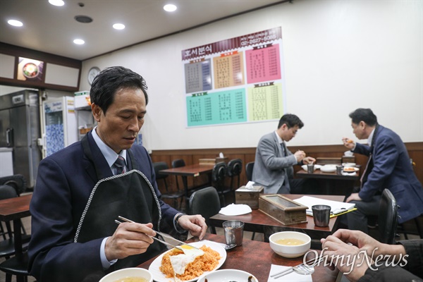 서울시장 선거 출마를 선언한 우상호 더불어민주당 의원이 2월 1일 서울 구로구에 위치한 한 스튜디오 지하 식당에서 식사를 하고 있다.