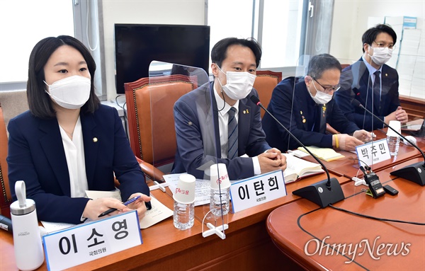 더불어민주당 이소영(왼쪽부터), 이탄희, 박주민, 전용기 의원이 2일 국회에서 '임성근 법관 탄핵'과 관련해 기자들과 간담회를 하고 있다. 