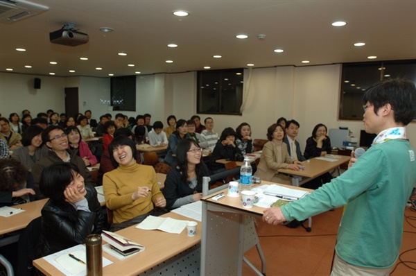 2008년 3월 20일, <작은책> 사무실에서 강연을 하고 있는 김진숙 지도