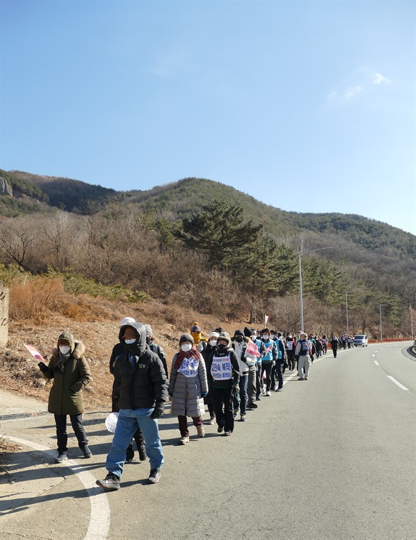 김진숙과 함께 걷는 사람들. 대구광역시 달성군 가창면 삼산리를 지나고 있다.