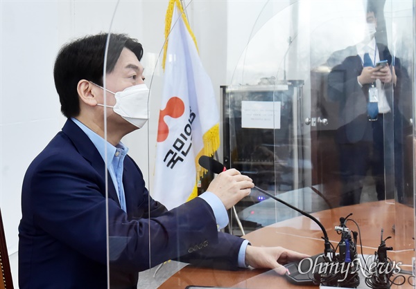 국민의당 안철수 대표가 3일 국회에서 서울시장 예비후보 기자간담회를 하고 있다.