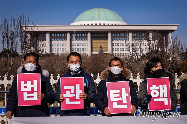 양승태 사법농단 대응을 위한 시국회의 활동가들이 3일 오전 서울 국회 앞에서 임성근 법관에 대한 탄핵소추안 가결을 촉구하는 기자회견을 열고 있다.