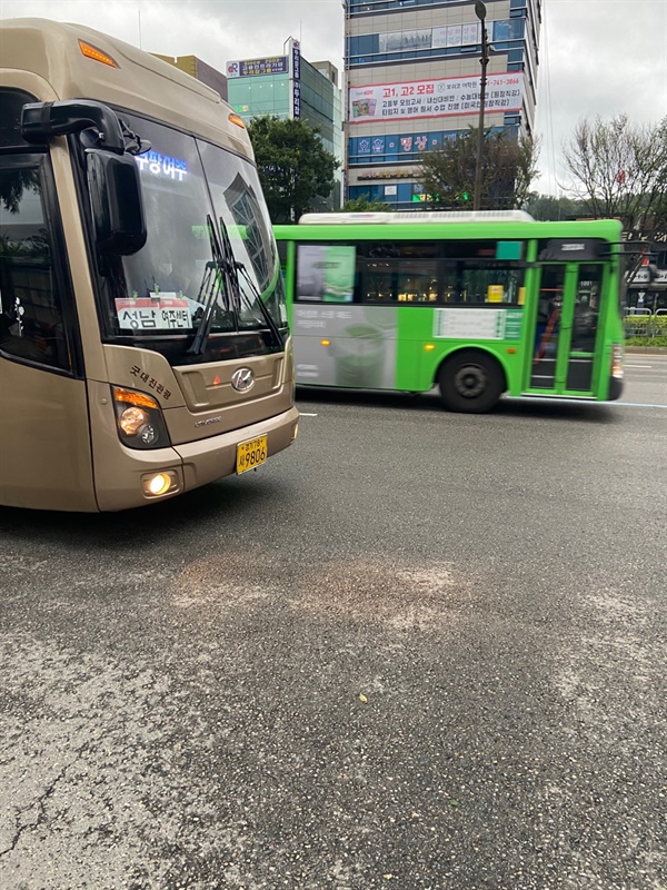  쿠팡 물류창고를 떠나던 시기 찍은 출근 버스 사진.