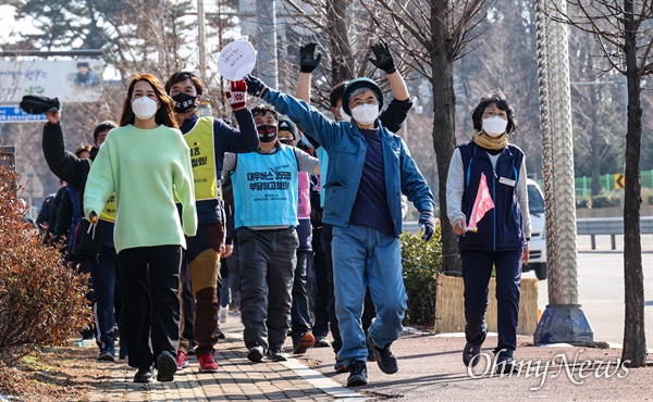  한진중공업에서 일하다 해고당한 김진숙 민주노총 부산본부 지도위원과 그의 복직을 위해 ‘희망 뚜벅이’ 30일차 행진에 함께한 시민들이 3일 경기도 평택 진위역을 출발해 병점역까지 도보행진을 벌이고 있다. 