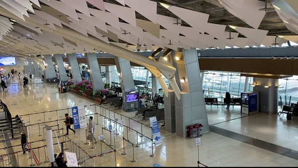 김포공항 국내선 청사는 여전히 탑승객들로 넘쳐난다.