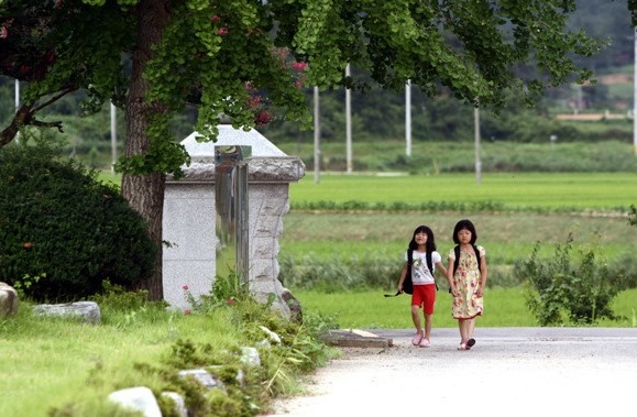 작은 학교는 농촌 공동체의 미래이다 2009년 마을에 마지막 남은 학교가 폐교된다는 소식은 날벼락 같았다. 그 때부터였다. 학교를 살리는데 하나 둘 팔을 걷어부치고 힘을 보태기 시작하자 마을이 살아나기 시작했다. 