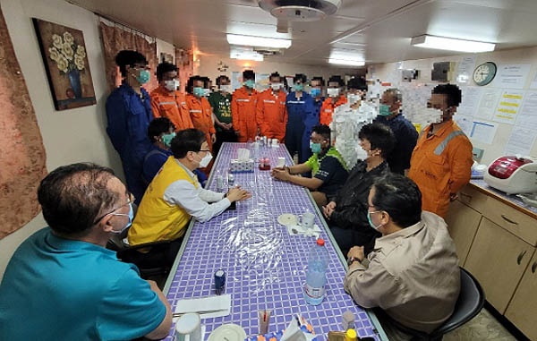 주이란대사관 현장지원팀 직원들이 3일 이란에 억류중인 한국케미호에 승선해 선원들과 면담하고 있다.