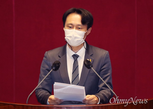 더불어민주당 이탄희 의원이 지난 2월 4일 오후 서울 여의도 국회 본회의장에서 '사법농단' 연루 법관(임성근) 탄핵소추안 제안설명을 하고 있다.