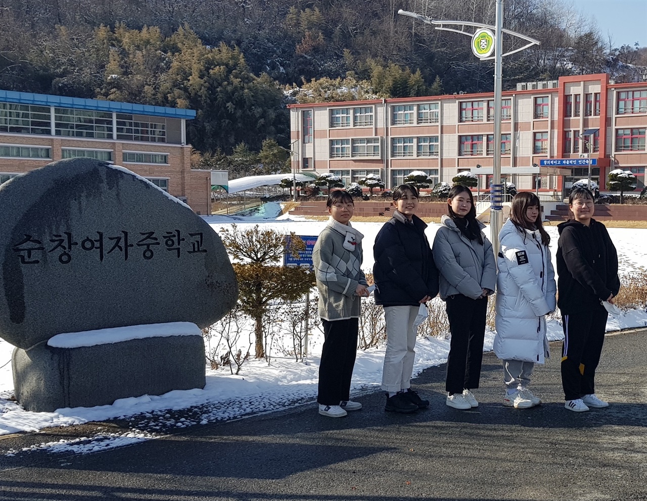 순창여중을 배경으로 왼쪽부터 이한별(1학년), 박은혜(2학년), 신미소(3학년), 황현서(3학년), 원가은(2학년). 