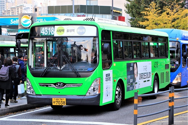 4318번 버스가 서울 이수역 앞에 정차하고 있다. 4318번 버스는 행정조치에 따라 16대가 3월 1일부터 한 달간 운행을 중단한다.
