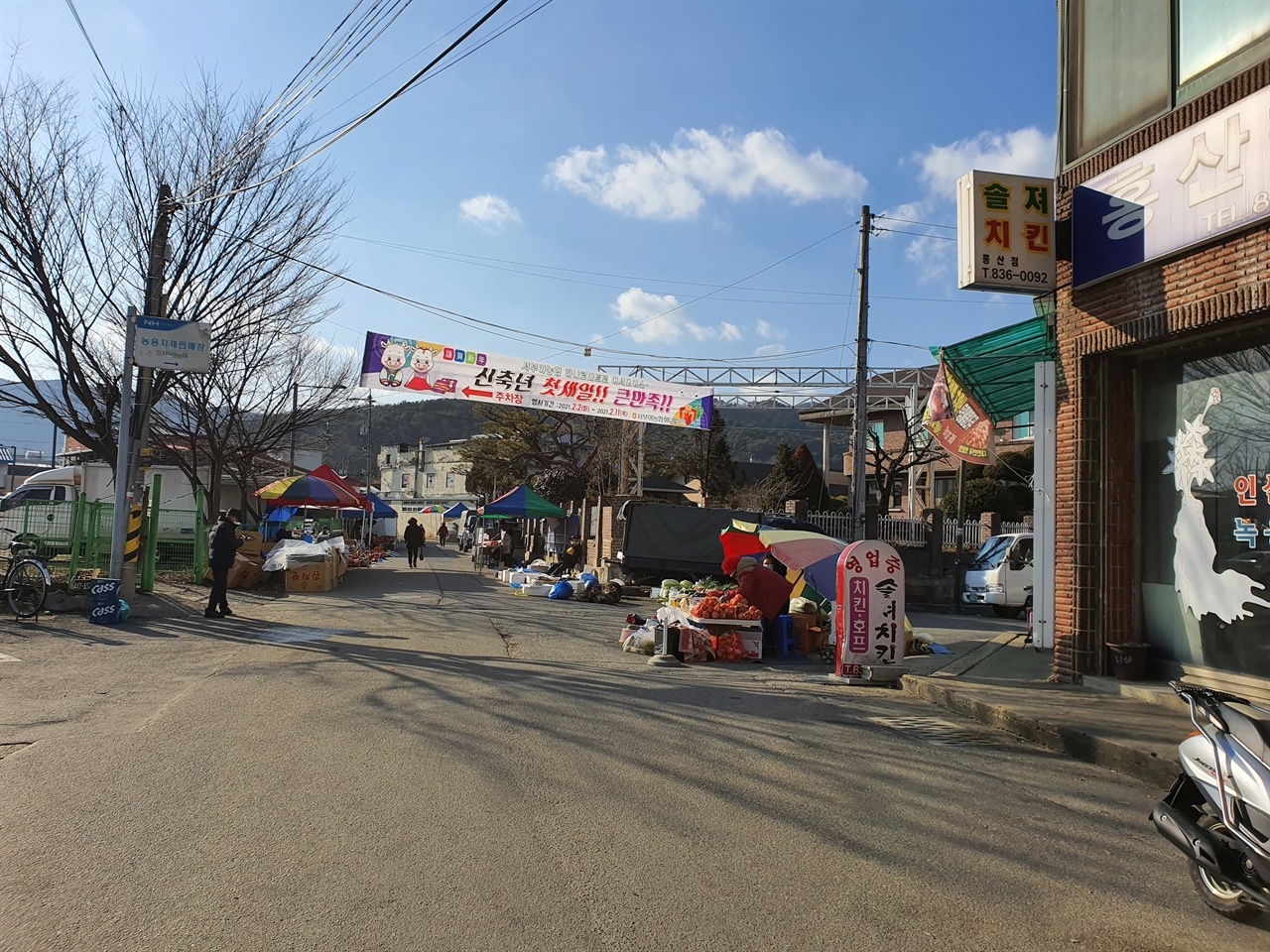 IMF 때에도 홍산 장날은 이렇지 않았다. 전염병의 상황 속에  시골 5일장터는  점점 쇠락의 길을 걷고 있다.