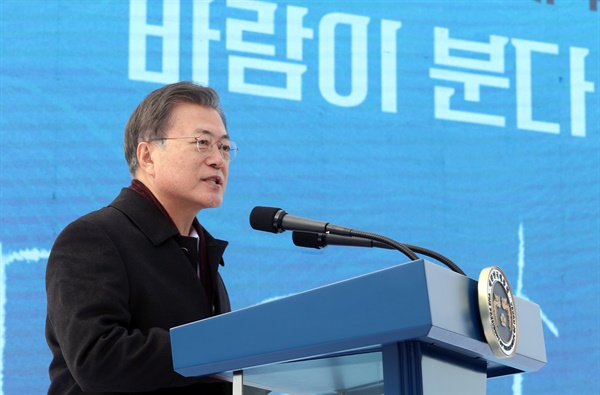 문재인 대통령이 5일 오후 전남 신안군 임자2대교에서 열린 '세계 최대 해상풍력단지 48조 투자협약식'에서 발언하고 있다.