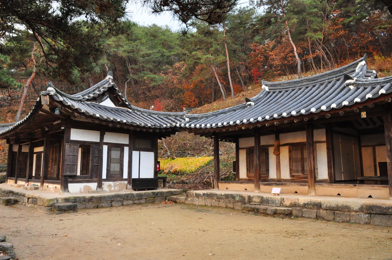 오른쪽이 벗의 내방(來訪)을 기다린다는 뜻의 원락재(遠樂齋)이고 왼쪽이 
서당채인 세심재(洗心齋)이다. 나는 옥연서당이라는 현판이 붙어있는 
세심재에서 하루 묵었다.