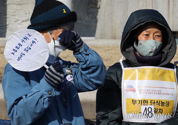  복직과 명예회복을 촉구하며 지난해 12월 30일 부산을 출발해 도보행진을 시작한 한진중공업 해고노동자인 민주노총 김진숙 지도위원이 7일 오후 청와대앞에 도착한 뒤 자신의 복직을 위해 48일째 단식농성중인 시민들을 만나 눈물을 닦고 있다.