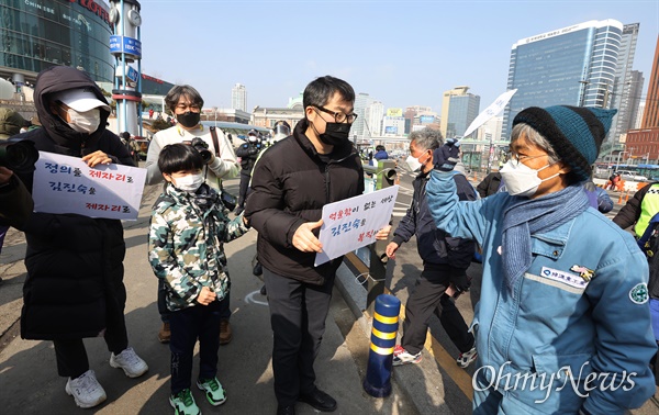 복직과 명예회복을 촉구하며 지난해 12월 30일 부산을 출발해 도보행진을 시작한 한진중공업 해고노동자인 민주노총 김진숙 지도위원이 7일 오후 서울역에 도착하자 시민들이 피켓을 들고 나와 응원하고 있다.