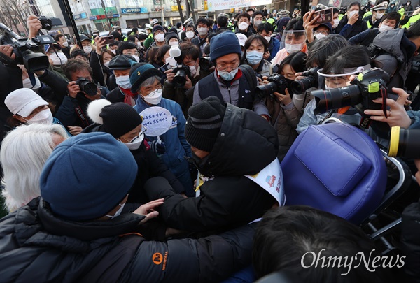 복직과 명예회복을 촉구하며 지난해 12월 30일 부산을 출발해 도보행진을 시작한 한진중공업 해고노동자인 민주노총 김진숙 지도위원이 7일 오후 청와대앞에 도착한 뒤 자신의 복직을 위해 48일째 단식농성중인 시민들이 병원으로 향하는 것을 배웅하고 있다.