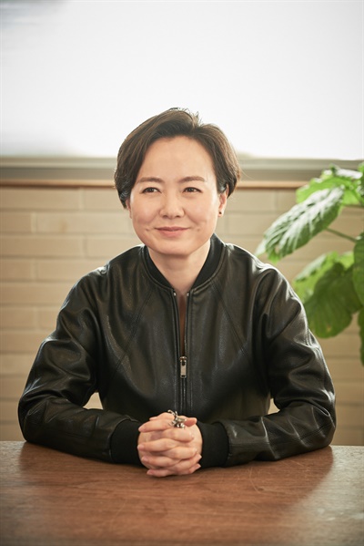  영화 <새해전야>를 연출한 홍지영 감독.