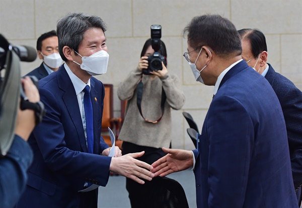 이산가족 유관 단체장과 인사하는 이인영 장관 이인영 통일부 장관(왼쪽)이 설 명절을 앞두고 8일 오후 서울 종로구 남북회담본부에서 열린 이산가족 관련 단체장들과의 차담회에서 참석자들과 인사를 나누고 있다. 2021.2.8