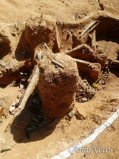 전주형무소 재소자들이 학살된 현장(황방산)의 유해발굴 모습.