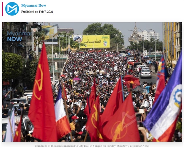 미얀마 군부 쿠데타에 반대하는 수천명 시민들이 수도 양곤 거리에서 행진하는 모습 (출처:미얀마 나우 뉴스)