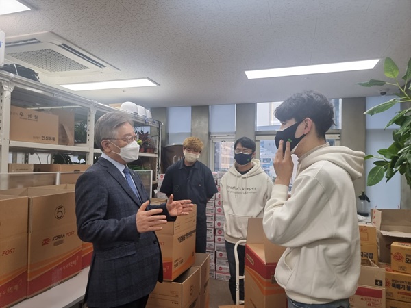 이재명 경기도지사가 5일 오후 보호종료아동(보육원 퇴소청소년) 창업 (예비)사회적기업 브라더스키퍼 사무실을 방문해 김성민 대표와 직원들을 격려하고 있다. (사진출처 - 김성민 페이스북)