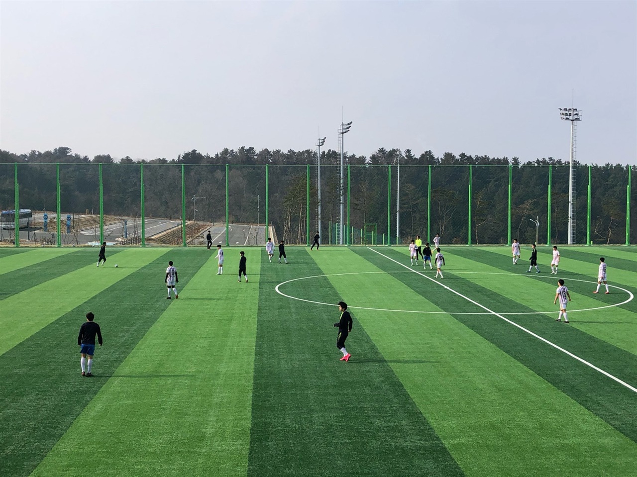 삼척시 스토브리그에 참가한 평창FC와 광주대학교 축구팀이 훈련경기를 펼치고 있다.
