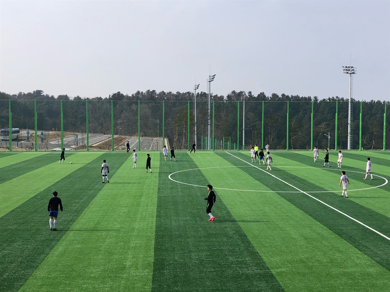  삼척시 스토브리그에 참가한 평창FC와 광주대학교 축구팀이 훈련경기를 펼치고 있다.