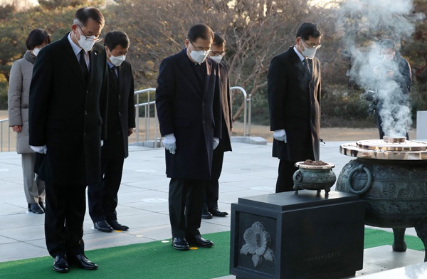 정의용 신임 외교부 장관이 9일 오전 서울 동작동 국립현충원에서 참배하고 있다.