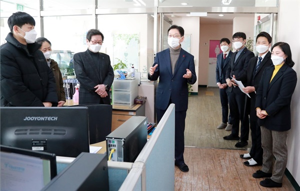 김경수 경남지사는 9일 경남아동보호전문기관을 방문했다.