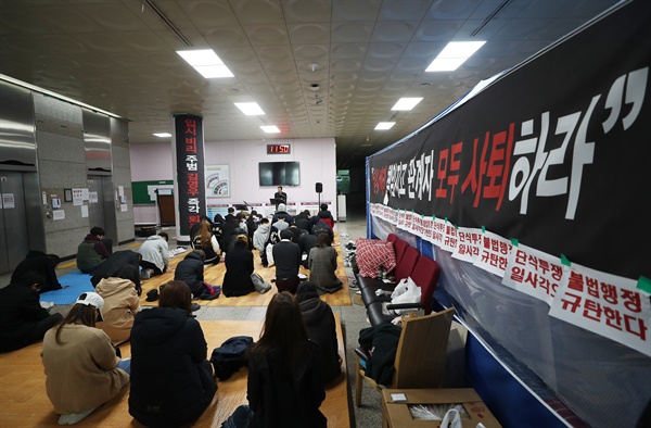 배임증재 혐의로 재판을 받는 김영우 총신대 총장의 사퇴를 요구하며 학교 종합관을 점거 농성하는 학생들이 2018년 3월 18일 예배를 올리고 있다.