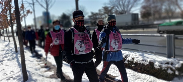 2월 4일, 희망뚜벅이에 참가하여 걷고 있는 코레일네트웍스 해고노동자들