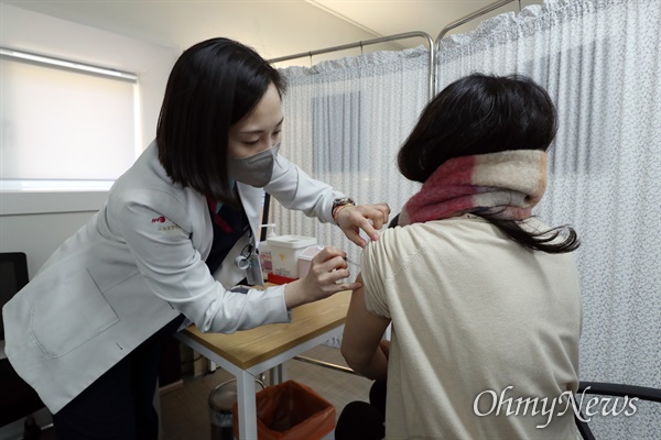 9일 서울 중구 국립중앙의료원 중앙예방접종센터에서 진행된 코로나19 백신 접종 모의훈련에서 참가자들이 백신접종을 하고 있다.