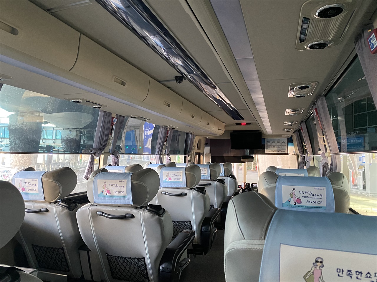 유일하게 운행중인 김포공항 KAL 리무진 버스가 텅 비어있다. 2터미널을 경유한 이 버스는 2터미널에서 승무원 3명을 더 태우고 출발했다. 김포공항까지 이동한 승객은 나와 승무원까지 합쳐 고작 4명에 불과했다.