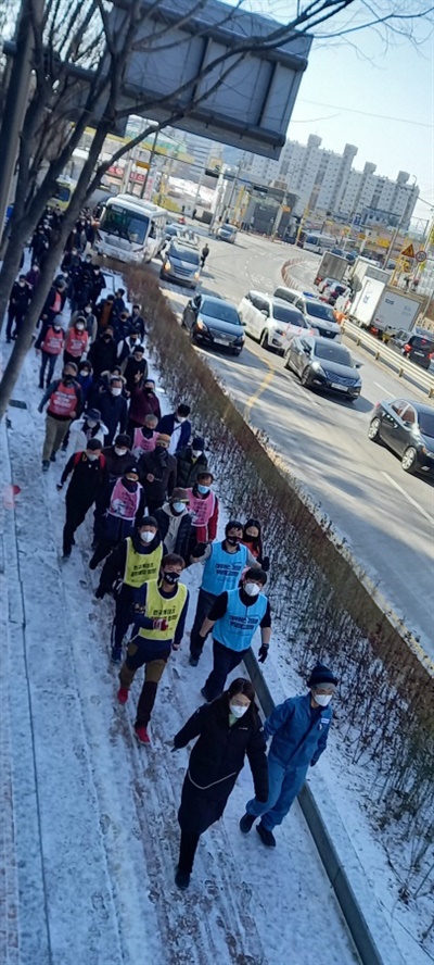 2월 3일, 희망뚜벅이 30일차 행진 중인 김진숙 지도위원과 한국게이츠 대우버스 코레일네트웍스 등 해고노동자들