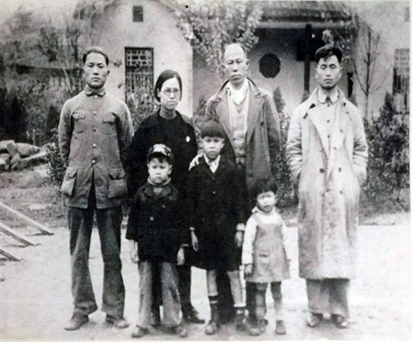 운암과 두쥔후이 가족. 부부가 중앙에 섰고 맨 오른쪽은 의열단의 박건웅(1990 독립장)