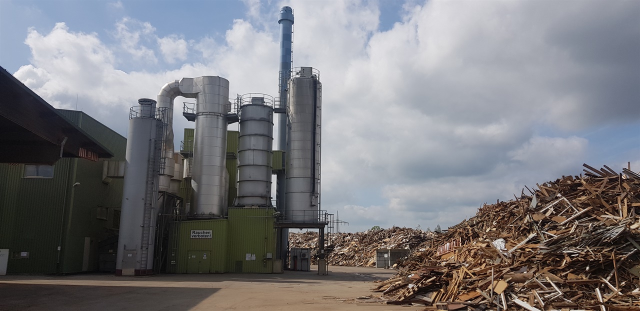 2019년 방문한 독일 폐목재발전소는 3~4등급 폐목재를 파쇄하여 발전연료로 사용하고 있었다. 연료 품질에 특별한 규제는 없지만, 독일연방대기규제법에 의해 대기배출 물질은 철저히 관리되고 있었다.