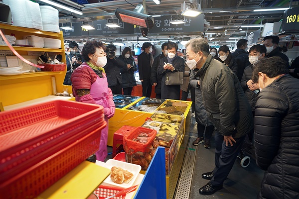 문재인 대통령이 10일 오전 인천시 남동구 소래포구 전통어시장을 방문, 상인을 격려하고 있다.
