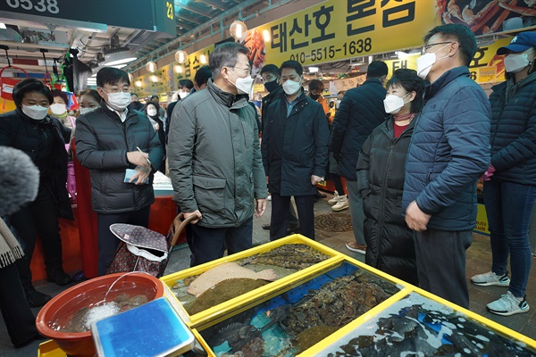  문재인 대통령이 설 명절을 앞둔 10일 오전 인천시 남동구 소래포구 전통어시장을 방문해 상인 및 시민들과 대화하고 있다